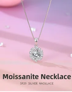 Détail du pendentif flocon de neige en moissanite avec chaîne S925 sur fond violet doux