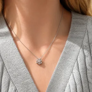 Exquisite 925 Sterling Silber Schneeflocke Halskette mit Zirkonia an einem Modell