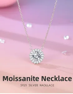 Vue détaillée du pendentif tournesol en argent S925 avec une moissanite de 6,5mm au centre