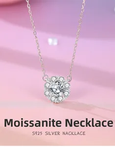 Détail d'un pendentif en fleur scintillante avec Moissanite sur collier en argent S925