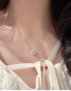 Élégant collier pendentif tournesol en moissanite de 6,5 mm porté par un mannequin au soleil