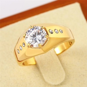 Bague pour homme en acier titane doré avec un grand zircon rond et détails brillants