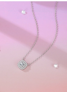 Detail eines 4mm Moissanit-Anhängers mit Doppelhalo auf 925er Sterlingsilber-Kette