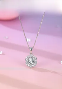 Détail macro du pendentif flocon de neige en argent 925 avec moissanite étincelante