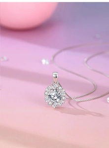 Détail d'un pendentif flocon en argent 925 avec une pierre centrale ronde et brillante