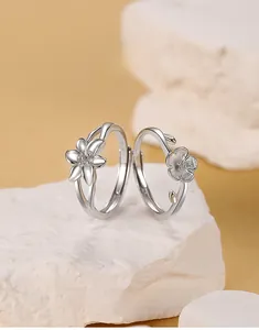 Détail de bagues de couple lys en argent S925 avec anneau ouvert ajustable
