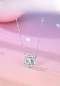 Détail du pendentif fleur en argent S925 avec moissanite de 6,5mm sur une chaîne fine