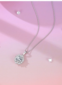 Gros plan du pendentif flocon en moissanite 1 carat avec chaîne vénitienne