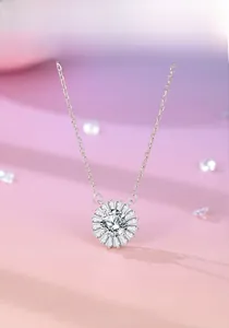 Gros plan du pendentif tournesol en moissanite 6,5 mm avec sertissage halo éclatant