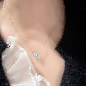 Klassische Halskette aus 925er Sterlingsilber mit quadratischem Moissanit-Halo-Anhänger
