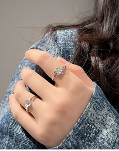 Gros plan de bagues fleurs de lys en argent sterling S925 pour couples sur veste jean