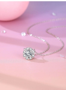 Détail macro du collier pendentif fleur en argent S925 moissanite aux pierres étincelantes