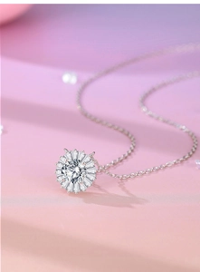 Vue détaillée du pendentif tournesol avec moissanite de 6,5 mm et pierres de taille baguette