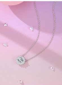 Détail macro du pendentif tournesol avec moissanite de 6,5 mm sur chaîne argent