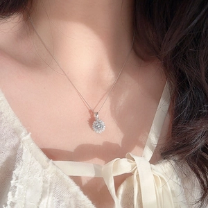 Élégant collier en argent sterling 925 avec un pendentif en moissanite de 1 carat brillant