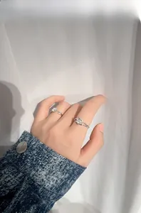 Gros plan des bagues de couple lys en argent S925 avec détails de finition miroir poli