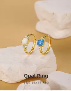 Detalle del anillo de opale en plata 925 con circonitas sobre un soporte de piedra