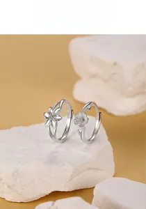 Vue détaillée de bagues fleur de lys et cerisier en argent S925 sur pierre