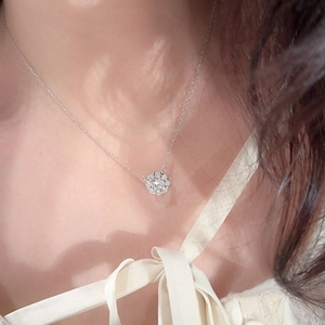 Exquis collier fleur en argent S925 avec pendentif en moissanite de 6,5mm porté par un modèle