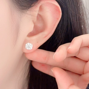 Elegant S925 sterling silver snowflake stud earrings with sparkling moissanite stones