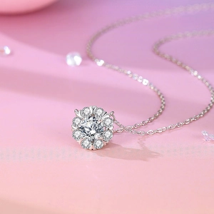 Élégant collier fleur en argent S925 avec un pendentif étincelant en moissanite de 6,5 mm