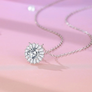 Collier pendentif tournesol en argent 925 avec moissanite 6,5mm et pierres baguette