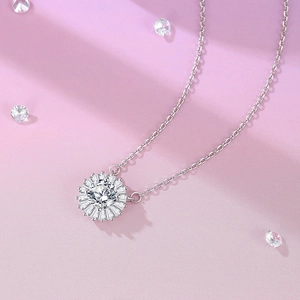 Collier tournesol en argent 925 avec pendentif moissanite de 6,5 mm sur fond de soie