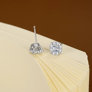 Sparkling S925 sterling silver flower stud earrings with 4mm moissanite center stones