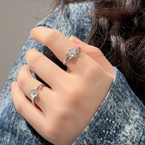 Bagues de couple fleur de lys en argent sterling S925 avec zircons portées à la main