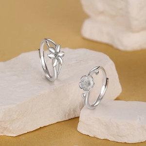 Bagues de couple lys en argent sterling S925 sur pierre blanche, fond ton chaud