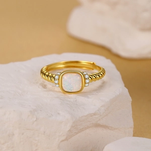 Anillo vintage de oro trenzado con opalo blanco cuadrado y detalles de circonita brillante