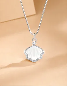 Detail van S925 zilveren schelphanger met wit parelmoer en schitterende zirkoniasteen