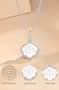Detail van de schelphalsketting met witte parelmoer en zirkonia inlegwerk decoratie