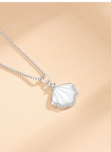 Detailopname van 925 zilveren schelphanger met parelmoer en zirkonia versieringen