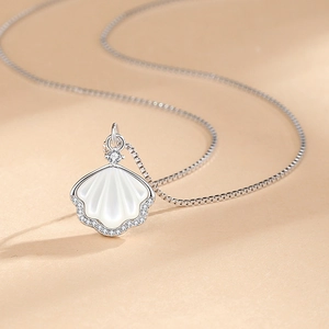 Elegante S925 zilveren ketting met witte parelmoer schelphanger en sprankelende zirkonia