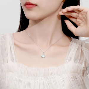 Elegante S925 zilveren ketting met witte parelmoer schelp en subtiele diamantjes
