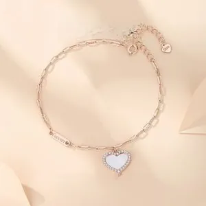 Détail du bracelet en argent S925 plaqué or rose avec pendentif coeur et gravure Forever