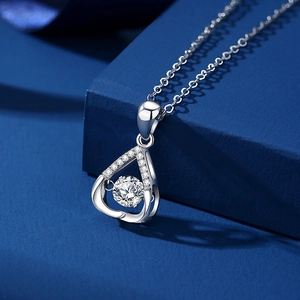 Elegante S925 sterling zilveren waterdruppel hanger met dansende moissaniet steen