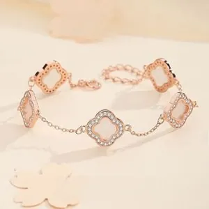 Détails macro du bracelet en argent S925 avec nacre blanche et breloques en pavé de cristal