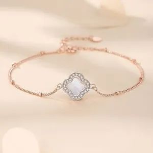 Détail du bracelet trèfle en argent S925 avec incrustation de nacre et cristaux