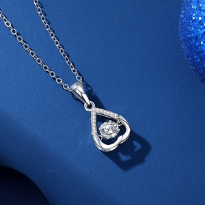Sprankelende S925 sterling zilveren hartketting met dansende moissaniet