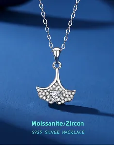 Gros plan sur pendentif feuille de ginkgo en argent S925 avec moissanite et diamants