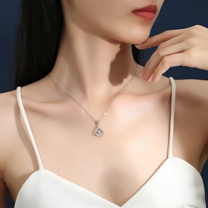Elegante s925 zilveren ketting met hart hanger en fonkelende moissanite edelsteen
