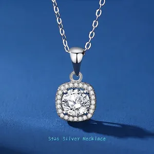 S925 Sterlingsilber Halskette mit quadratischem Halo und rundem Moissanit in Roségold