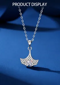 Détail macro du collier pendentif feuille de ginkgo en argent S925 avec pierres moissanite