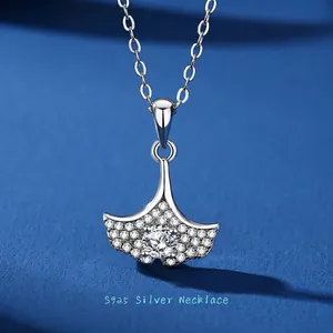 S925 Sterling Silber Ginkgoblatt Halskette mit schimmernden Moissanit-Steinen