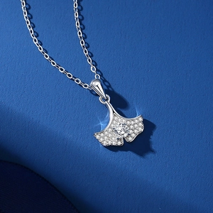Élégant collier feuille de ginkgo en argent S925 avec pendentif en moissanite étincelant