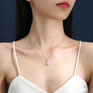 Élégant collier en argent S925 avec pendentif feuille de ginkgo et moissanite sur mannequin