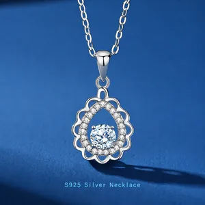 Elegante S925 Sterlingsilber Kette mit Moissanit-Anhänger in Tropfenform auf blauem Grund
