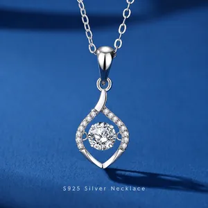 Collier en argent sterling S925 avec pierre centrale mobile sur fond bleu fonce